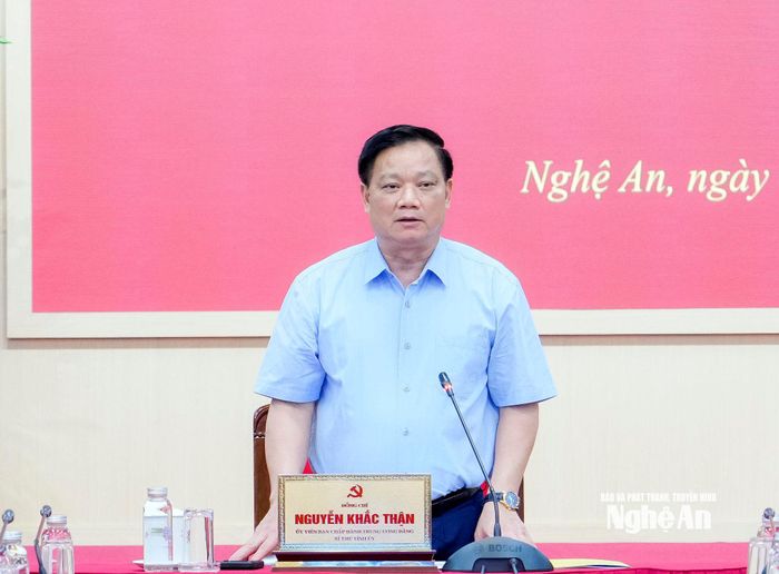 Đồng chí Nguyễn Khắc Thận - Ủy viên Trung ương Đảng, Bí thư Tỉnh ủy, Trưởng Đoàn ĐBQH tỉnh, Trưởng Ban Chỉ đạo phát biểu kết luận hội nghị. Ảnh: Phạm Bằng
