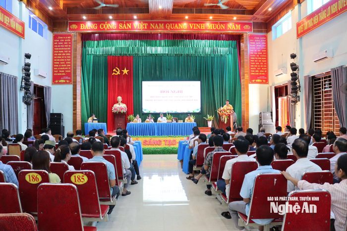 Quang cảnh hội nghị tiếp xúc cử tri tại xã Quỳnh Phú. Ảnh: Việt Hùng