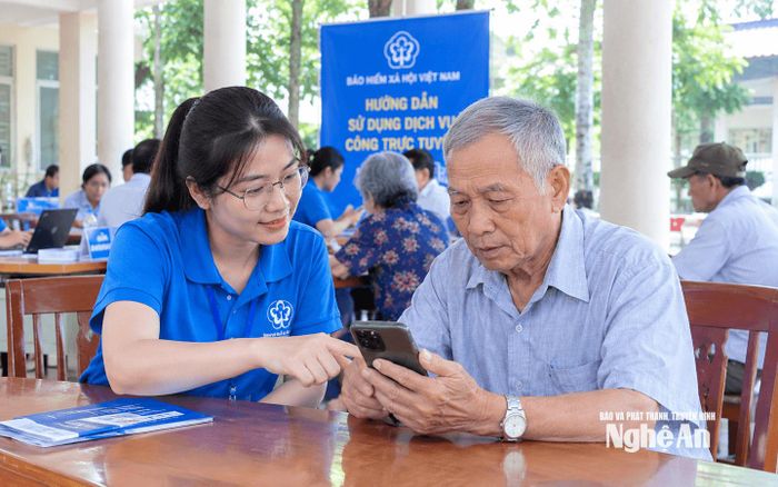 Người nhận lương hưu được hướng dẫn các thao tác trên điện thoại thông minh. Ảnh: CSCC