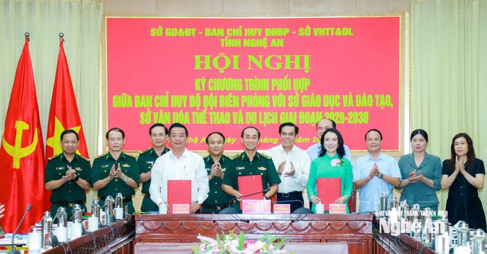 Lãnh đạo Ban Chỉ huy Bộ đội Biên phòng tỉnh Nghệ An ký kết chương trình phối hợp giai đoạn 2026-2030 với Sở Giáo dục và Đào tạo; Sở Văn hóa, Thể thao và Du lịch. Ảnh: Thành Duy