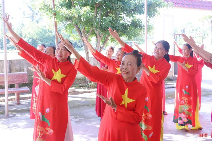 Các thành viên CLB "Sống vui, sống khỏe, sống có ích" tươi vui, rạng ngời trong từng lời ca, điệu múa.