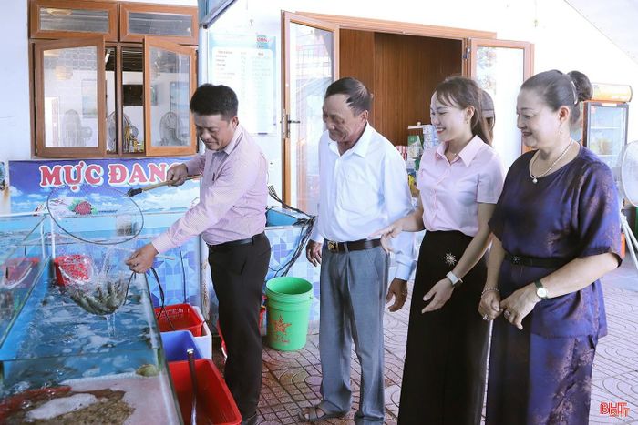 Ông Võ Quang Hoa (thứ hai từ trái sang) đảm nhận vai trò Trưởng ban Công tác Mặt trận thôn ở tuổi 67.