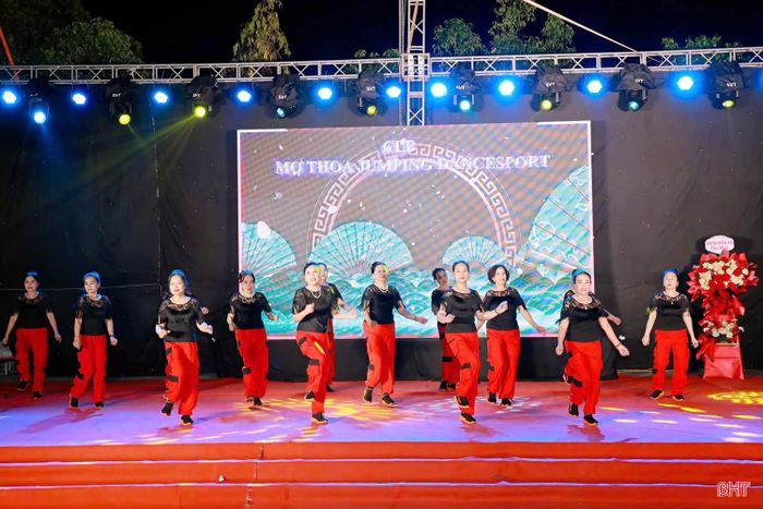 Dù tất cả các thành viên đều đã lớn tuổi nhưng CLB Mơ Thoa Dance Sport rất tích cực tham gia các hội thi, hội diễn văn nghệ quần chúng.