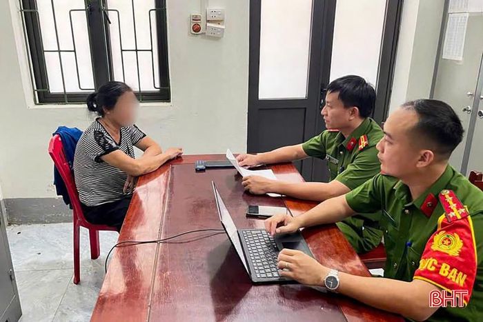 Bà L.T.M. được các cán bộ Công an xã Tứ Mỹ hỗ trợ ngăn chặn vụ lừa đảo.