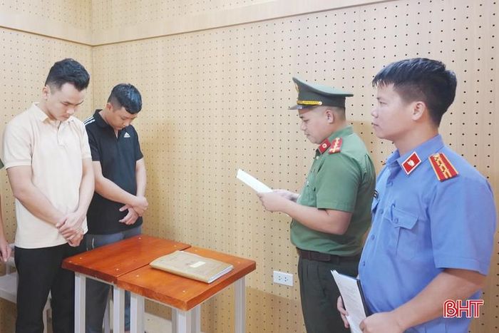 Cơ quan ANĐT Công an Hà Tĩnh tống đạt các quyết định khởi tố, lệnh bắt bị can để tạm giam đối với Đặng Hoàng Lợi và Đặng Hùng Vương.