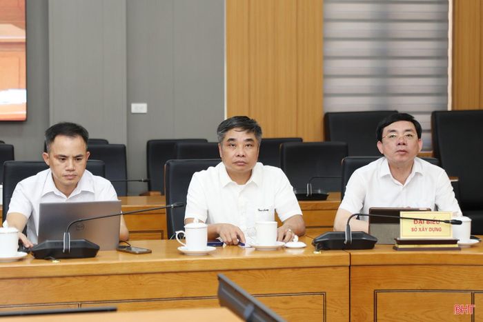 Đại biểu tại điểm cầu Hà Tĩnh tham dự phiên họp.