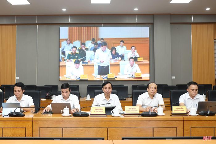 Đại biểu tại điểm cầu Hà Tĩnh tham dự phiên họp.