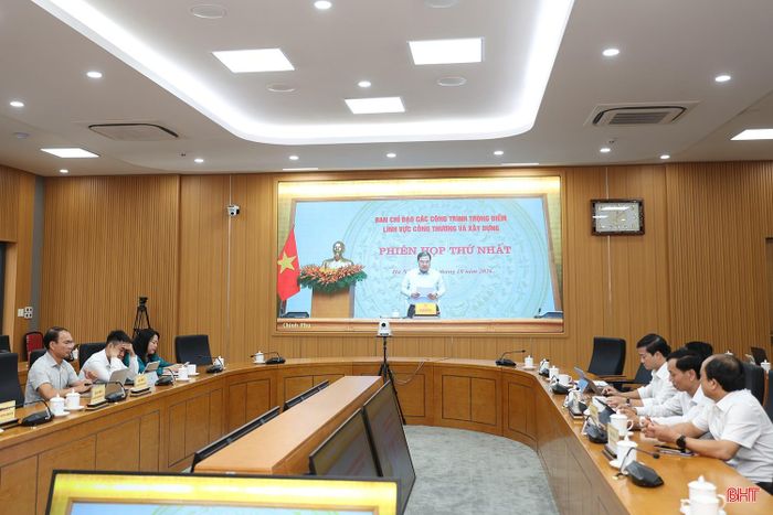 Các đại biểu tại điểm cầu Hà Tĩnh nghe Phó Thủ tướng Thường trực Chính phủ Phạm Gia Túc kết luận phiên họp.