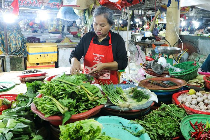 Gần 1 tháng nay, bà Thái Thị Nguyệt - tiểu thương tại chợ Hà Tĩnh (phường Thành Sen) phải cân nhắc trong việc nhập hàng.