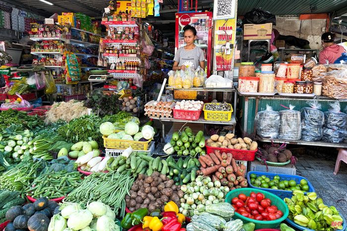  ﻿Nhiều loại rau, củ, quả được tiểu thương nhập về với giá cao hơn do ảnh hưởng thời tiết. 