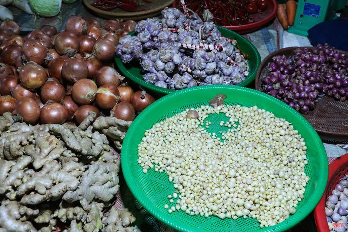 Giá nhiều loại rau, củ tại các chợ dân sinh tăng cao.
