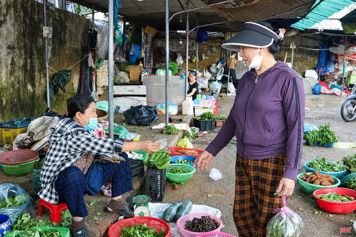 Bà Lê Thị Minh (phường Trần Phú) phải cân đối chi tiêu mỗi lần đi chợ.