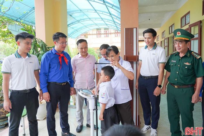 Trong lĩnh vực chăm sóc sức khỏe, tuổi trẻ Hà Tĩnh tổ chức 15 đợt khám, tư vấn sức khỏe, cấp thuốc miễn phí cho 1.550 người dân tại các xã vùng biên như Hương Xuân, Sơn Kim 2...