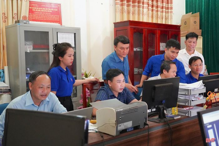 Tuổi trẻ Hà Tĩnh còn triển khai nhiều chương trình đồng hành cùng Nhân dân vùng biên, tập trung vào những nhu cầu thiết thực của cơ sở. Các đội hình “Bình dân học vụ số” đã hỗ trợ khoảng 2.750 lượt người dân tiếp cận và sử dụng các ứng dụng số. Thông qua mô hình “Hành trình xanh - Sát cơ sở - Gỡ vướng mắc”, các đội hình thanh niên khối sở, ngành trực tiếp về các xã biên giới, hỗ trợ tháo gỡ khó khăn trong thực hiện nhiệm vụ chuyên môn, cải cách hành chính và chuyển đổi số.