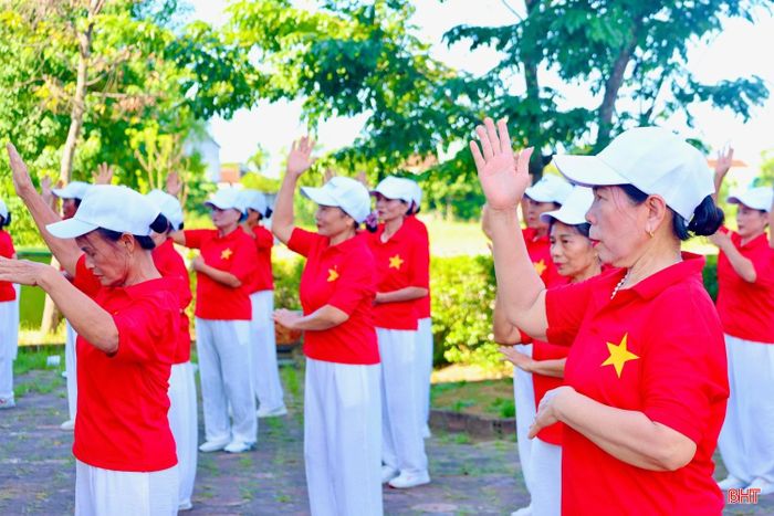 Các thành viên Câu lạc bộ "Dân ca Ví, Giặm và dân vũ" thôn Cẩm Thành (xã Cẩm Bình) tập luyện tại nhà văn hóa thôn.