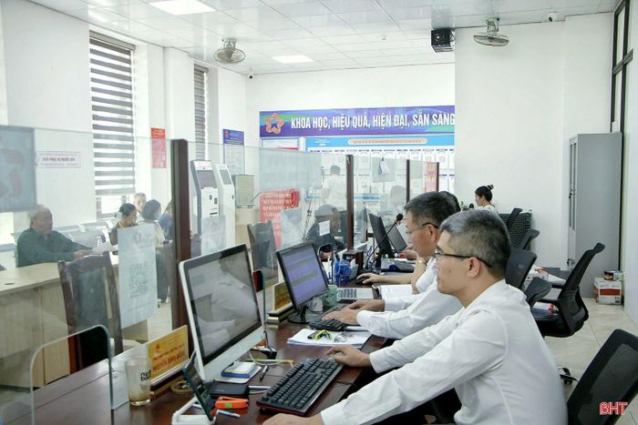 Việc tích hợp các tiện ích số giúp người dân chuẩn bị hồ sơ đầy đủ hơn trước khi giao dịch, hạn chế phát sinh bổ sung giấy tờ hoặc đi lại nhiều lần.