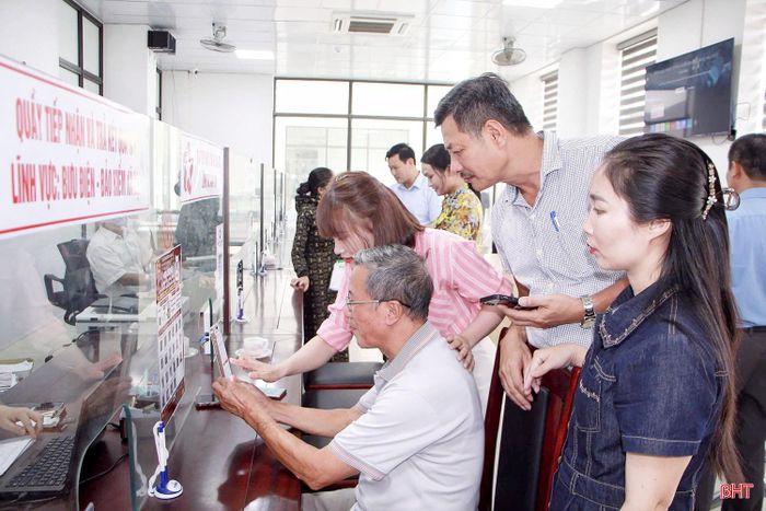 Người dân quét mã QR tại Trung tâm Phục vụ hành chính công để tra cứu và thực hiện các bước nộp hồ sơ trực tuyến.