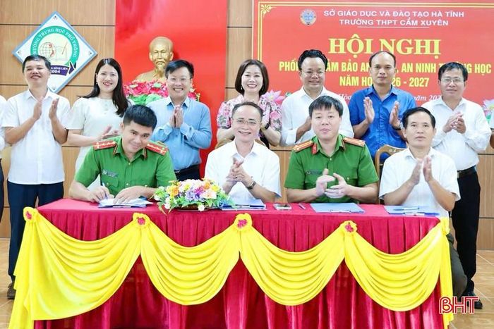 Trường THPT Cẩm Xuyên và công an các xã: Thiên Cầm, Yên Hòa ký kết phối hợp đảm bảo an toàn, an ninh trường học năm học 2026 – 2027.
