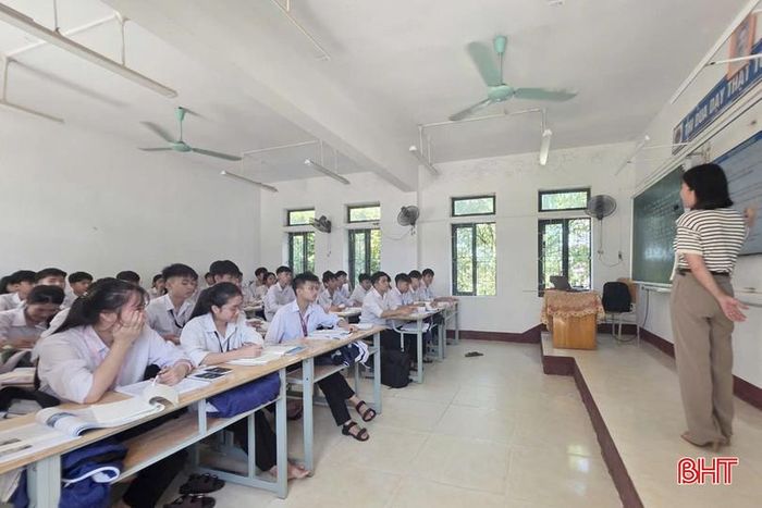 Việc triển khai hữu hiệu các biện pháp phòng chống tác hại của thuốc lá nhằm xây dựng môi trường học tập an toàn, lành mạnh, văn minh tại Trường THPT Cẩm Xuyên.