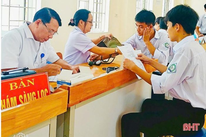 Trường THPT Cẩm Xuyên phối hợp với Trạm Y tế xã Thiên Cầm tổ chức khám sức khỏe cho học sinh trong năm học 2026–2027.