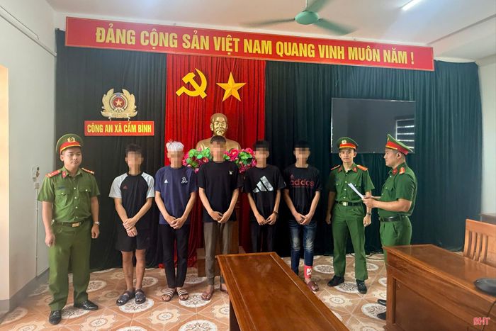 Lực lượng chức năng làm việc với 5 bị can.