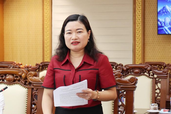 Đồng chí Nguyễn Thị Nguyệt - Phó Chủ tịch UBND tỉnh báo cáo về dự thảo Đề án phát triển công nghiệp văn hóa tỉnh Hà Tĩnh đến năm 2030, tầm nhìn đến năm 2045.