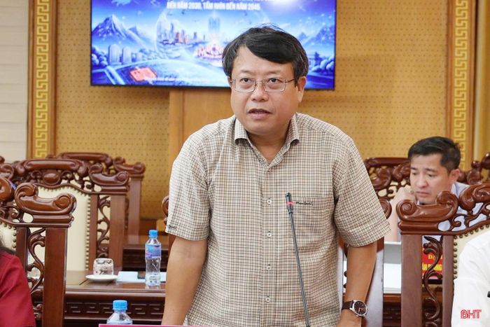 Đồng chí Dương Tất Thắng - Ủy viên BTV Tỉnh ủy, Phó Chủ tịch Thường trực HĐND tỉnh phát biểu tại cuộc họp.