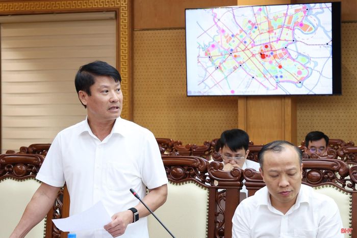 Đồng chí Trần Quang Tuấn - Ủy viên BTV Tỉnh ủy, Bí thư Đảng ủy, Chủ tịch HĐND phường Thành Sen cho ý kiến về đồ án quy hoạch chung đô thị Hà Tĩnh.