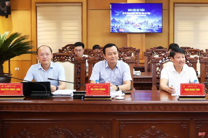 Đồng chí Nguyễn Hồng Lĩnh - Phó Bí thư Thường trực Tỉnh ủy, Chủ tịch HĐND tỉnh và các đồng chí trong BTV Tỉnh ủy tham dự cuộc họp.