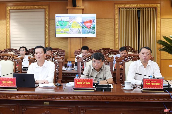 Đồng chí Phan Thiên Định - Phó Bí thư Tỉnh ủy, Chủ tịch UBND tỉnh và các đồng chí trong BTV Tỉnh ủy tham dự cuộc họp.