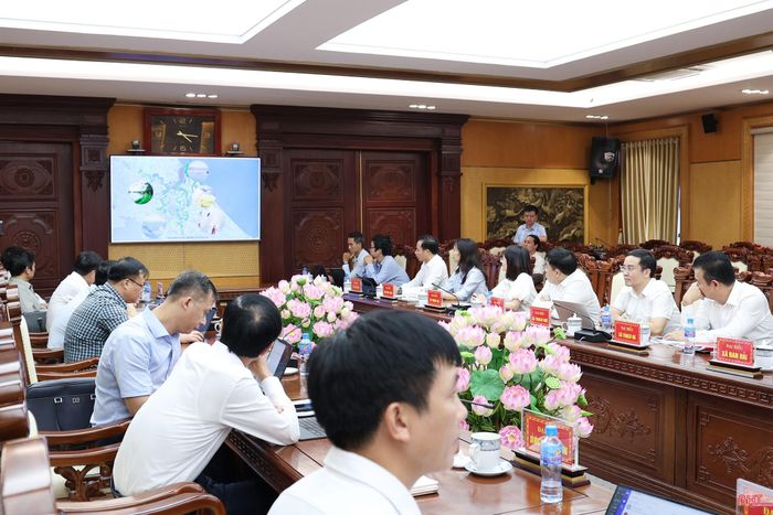 Đại biểu theo dõi dự thảo các đồ án quy hoạch.