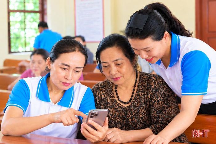 Cán bộ hội phụ nữ hướng dẫn người dân sử dụng VNeID và cài đặt i-HaTinh.