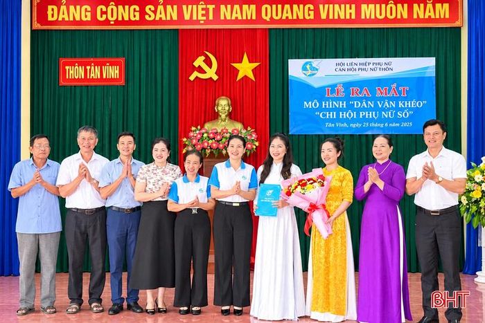 Ra mắt mô hình “Chi hội phụ nữ số” thôn Tân Vĩnh, xã Can Lộc, tỉnh Hà Tĩnh.