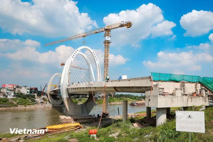 Nhịp chính cầu đường bộ Đuống mới với kết cấu bê tông cốt thép dự ứng lực kết hợp hệ dây văng đã nối liền hai bờ sông Đuống. (Ảnh: Hoài Nam/Vietnam+)