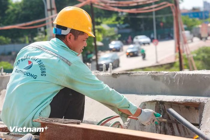 Quá trình thi công dự án gặp nhiều khó khăn do thiếu mặt bằng, bên cạnh đó thời tiết cũng ảnh hưởng đến việc tổ chức thi công. (Ảnh: Hoài Nam/Vietnam+)