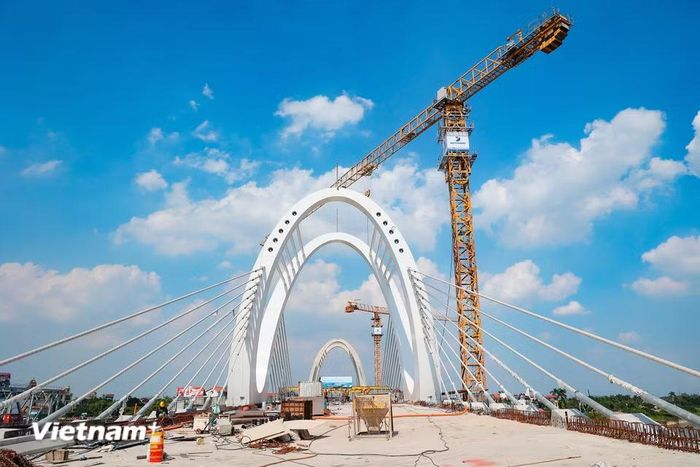 Hiện công trường đang bước vào giai đoạn hoàn thiện, các nhà thầu tăng tốc thi công những hạng mục còn lại, hướng tới mục tiêu thông xe vào cuối năm. (Ảnh: Hoài Nam/Vietnam+)