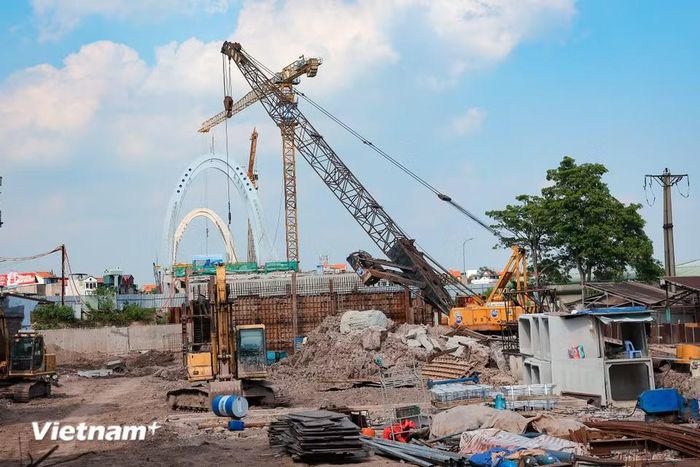 Phần việc còn lại nhiều nhất còn tập trung ở phía đường dẫn 2 đầu cầu xã Phù Đổng và phường Việt Hưng. (Ảnh: Hoài Nam/Vietnam+)