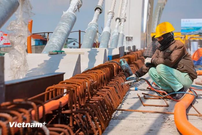 Ghi nhận trên công trường, các kíp làm việc đều khẩn trương tập trung. (Ảnh: Hoài Nam/Vietnam+)