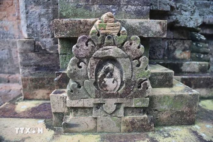 Những đường nét chạm khắc trên Tháp cổ Bình Thạnh kể câu chuyện về một nền văn hóa xưa. (Ảnh: Thanh Tân/TTXVN)