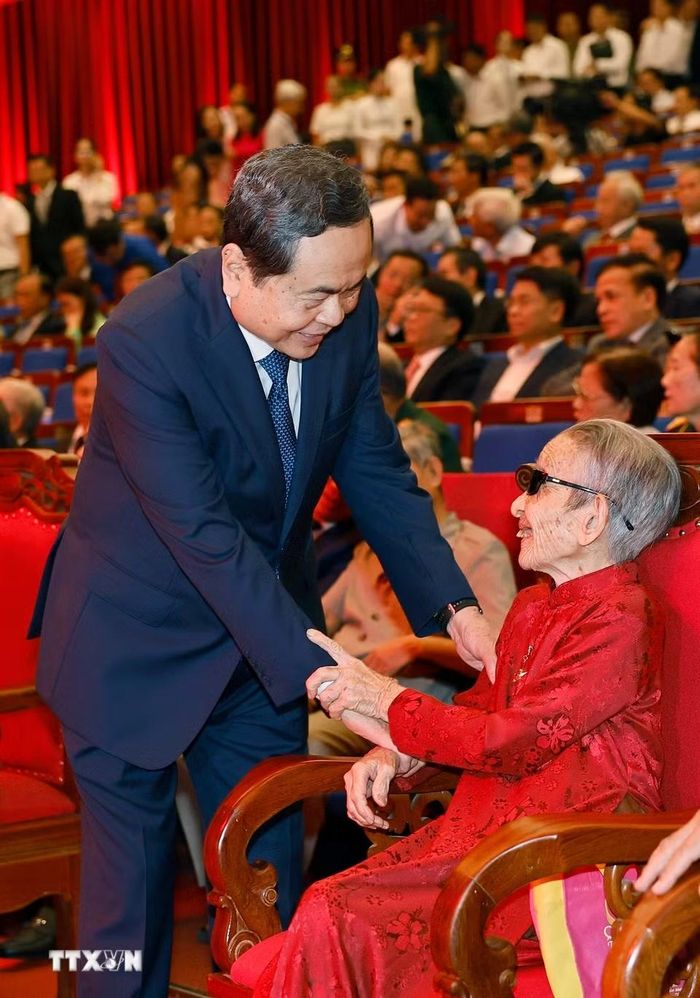 Chủ tịch Quốc hội Trần Thanh Mẫn với Bà mẹ Việt Nam Anh hùng dự Lễ kỷ niệm. (Ảnh: Doãn Tấn/TTXVN)