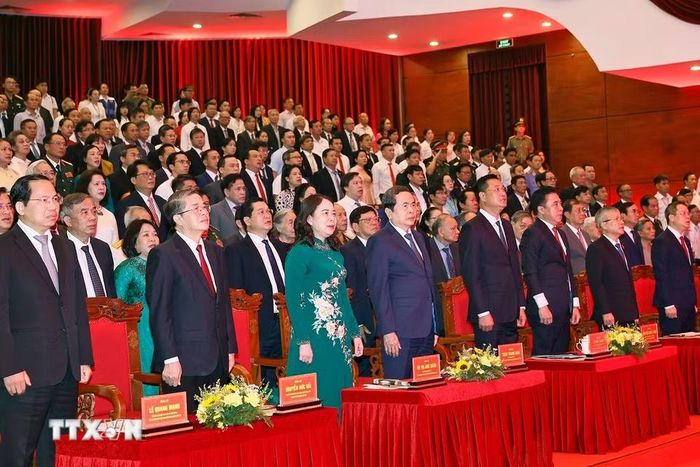 Chủ tịch Quốc hội Trần Thanh Mẫn và đại biểu thực hiện nghi lễ chào cờ. (Ảnh: Doãn Tấn/TTXVN)
