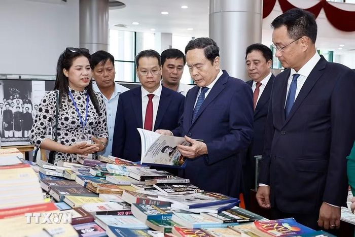 Chủ tịch Quốc hội Trần Thanh Mẫn và đại biểu xem trưng bày sách tài nguyên thông tin về cụ Huỳnh Thúc Kháng tại Lễ kỷ niệm. (Ảnh: Doãn Tấn/TTXVN)