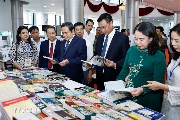 Chủ tịch Quốc hội Trần Thanh Mẫn, Phó Chủ tịch nước Võ Thị Ánh Xuân và đại biểu xem trưng bày sách tài nguyên thông tin về cụ Huỳnh Thúc Kháng tại Lễ kỷ niệm. (Ảnh: Doãn Tấn/TTXVN)