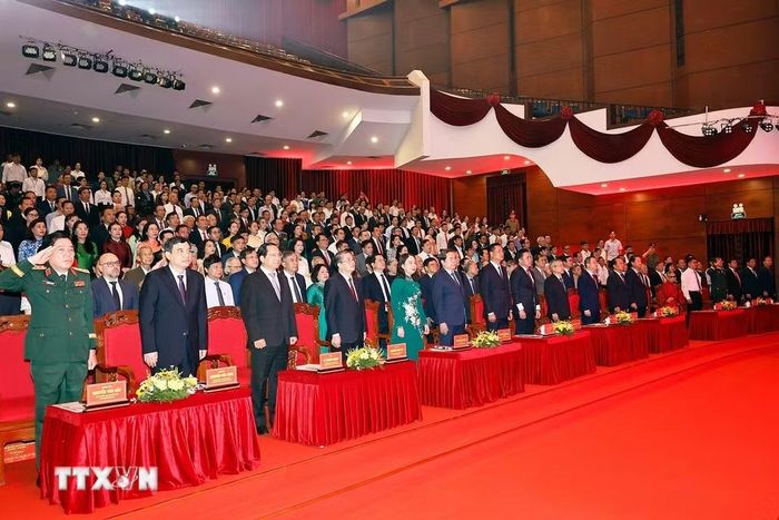 Chủ tịch Quốc hội Trần Thanh Mẫn và đại biểu thực hiện nghi lễ chào cờ. (Ảnh: Doãn Tấn/TTXVN)