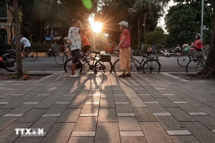 Người dân đạp xe rèn luyện thể lực trên các tuyến phố quanh hồ Hoàn Kiếm vào buổi sáng. Ảnh: (Ảnh: Phạm Tuấn Anh/TTXVN)