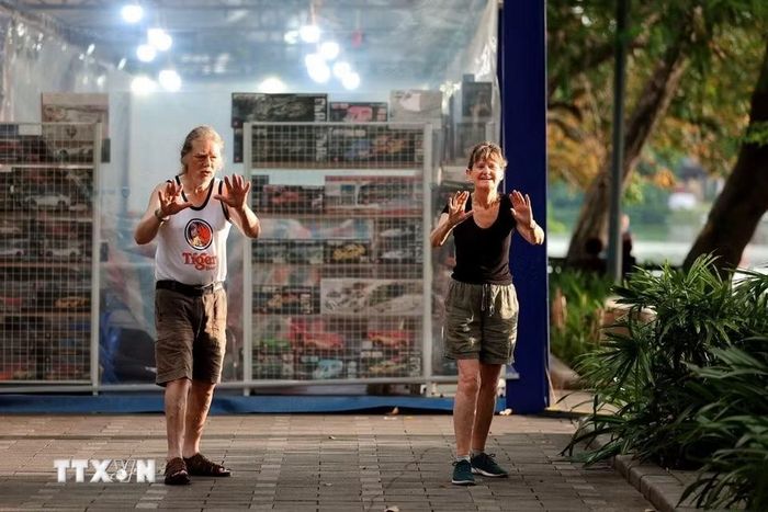 Du khách cao tuổi nước ngoài lưu trú tại Việt Nam bắt đầu ngày mới bằng việc rèn luyện sức khỏe. (Ảnh: Phạm Tuấn Anh/TTXVN)
