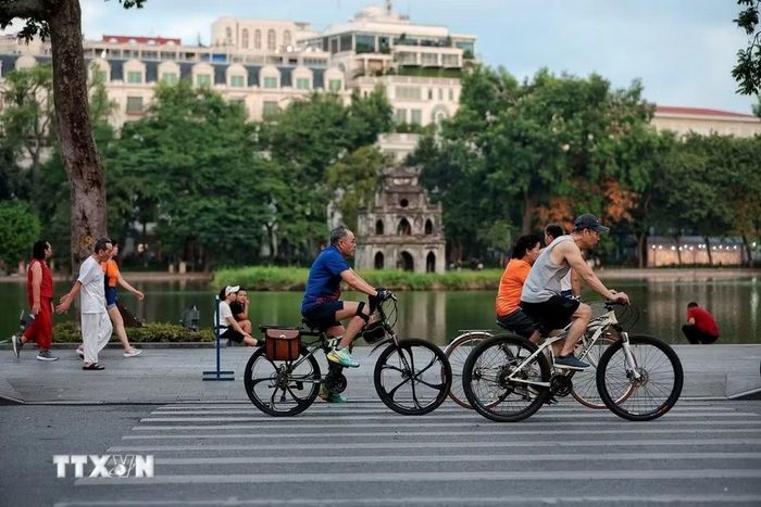 Người cao tuổi đạp xe tập thể dục tạo nên nhịp sống khỏe khoắn giữa trung tâm Thủ đô. (Ảnh: Phạm Tuấn Anh/TTXVN)