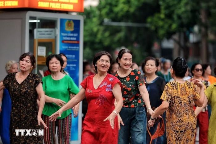 Người cao tuổi hào hứng tập thể dục theo nhạc vào buổi sáng, duy trì tinh thần vui vẻ và thói quen vận động thường xuyên. (Ảnh: Phạm Tuấn Anh/TTXVN)