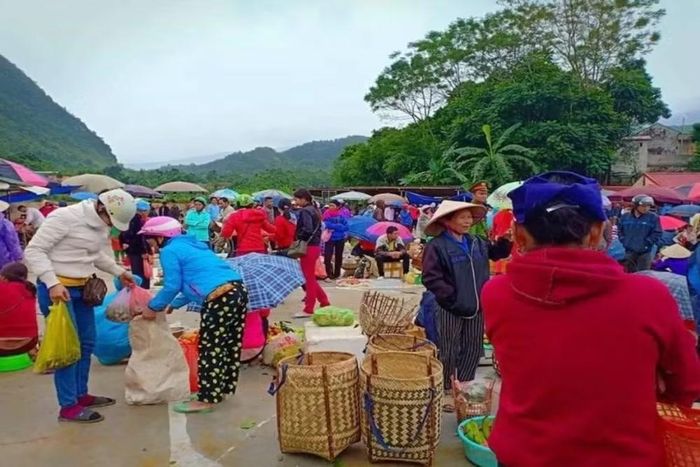 Không khí mua bán, vui chơi, khám phá tại chợ phiên Phố Đoàn lúc nào cũng tấp nập, sôi nổi, mang đậm màu sắc văn hóa, phong tục, sinh hoạt của đồng bào các dân tộc nơi đây. (Ảnh: Cổng Thông tin Điện tử tỉnh Thanh Hóa)