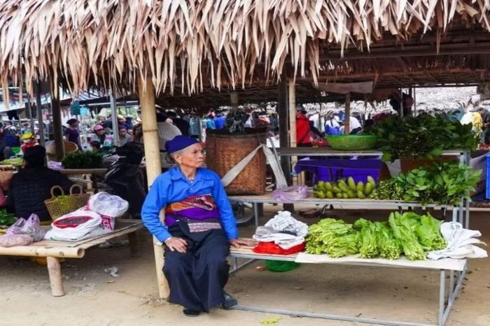 Người dân mang rau nhà trồng xuống chợ phiên để bán hay có khi là đổi ngang lấy đồ khác. (Ảnh: TTXVN)